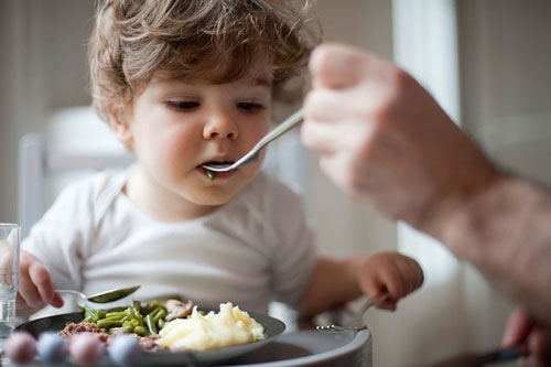 Hướng dẫn chăm sóc trẻ biếng ăn ăn ngậm