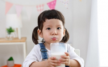 Vì sao trẻ biếng ăn chỉ uống sữa?