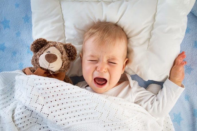 Trẻ khó ngủ hay giật mình, mẹ phải làm gì?