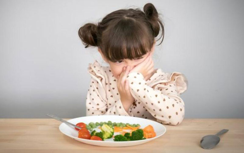 Trẻ biếng ăn hay ngậm phải làm sao?