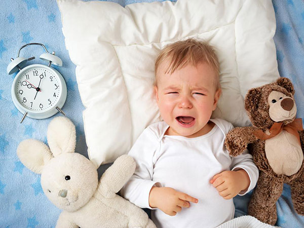 Trẻ khó ngủ hay khóc đêm do đâu? ảnh hưởng thế nào?