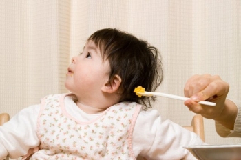Hướng dẫn chăm sóc trẻ biếng ăn ăn ngậm
