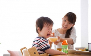 Trẻ biếng ăn khi mọc răng phải làm sao?