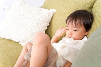 Trẻ khó ngủ trằn trọc về đêm do đâu, khắc phục thế nào?